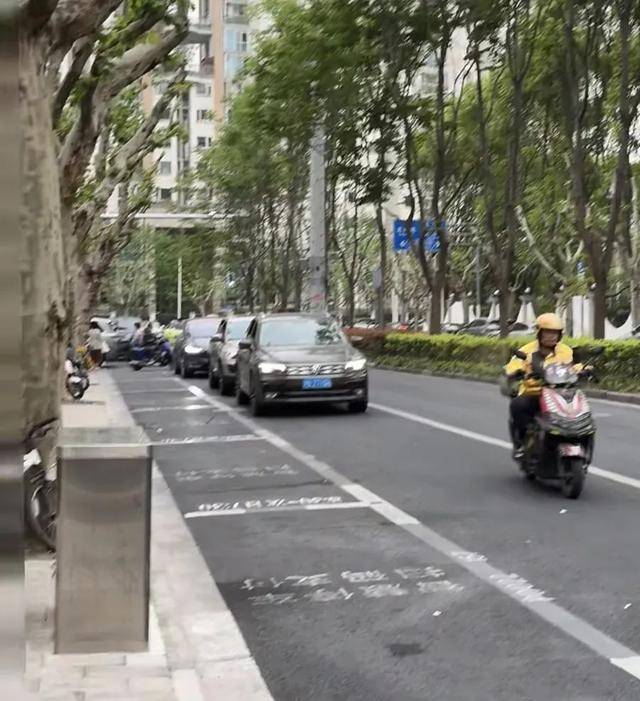 上海市民吐槽:路边停车让后排人下车,仅12秒也被收费!本该更便民的智慧停车,为何遭受质疑?