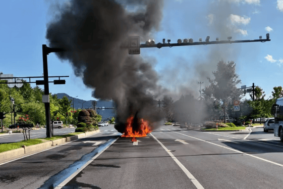 一轿车突然马路上倒行,紧接起火!司机:糟了,没灭火器……