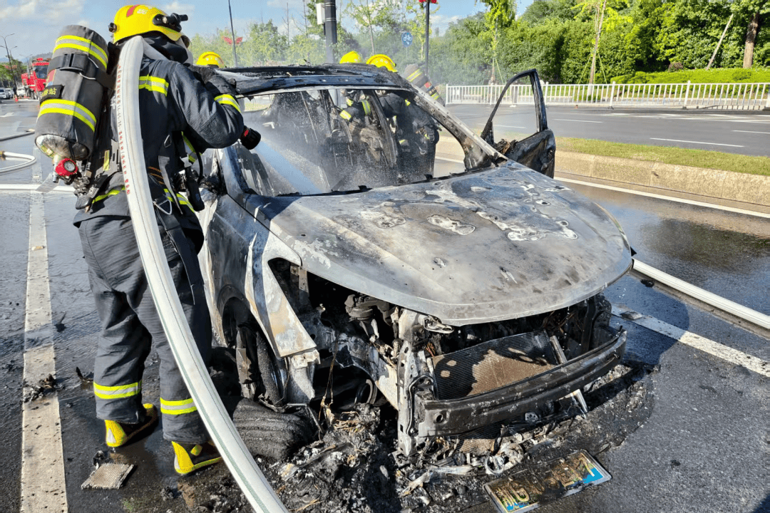 一轿车突然马路上倒行,紧接起火!司机:糟了,没灭火器……