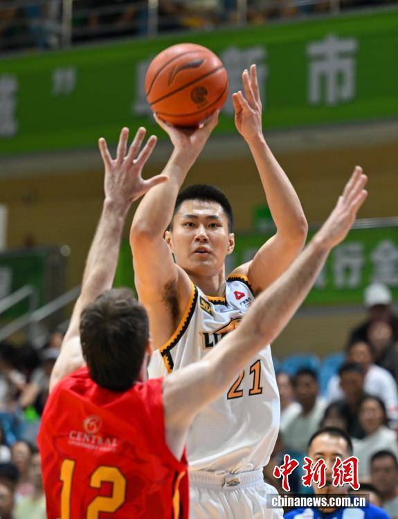 第九届阜新篮球节:辽宁本钢队胜澳大利亚墨尔本老虎队