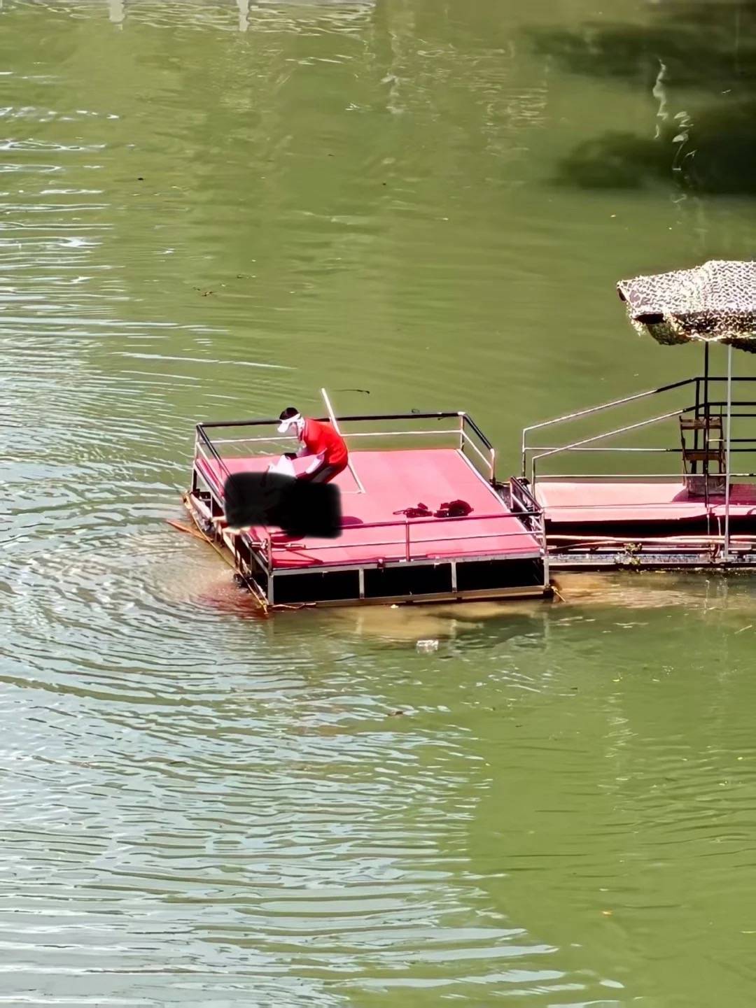 湖北宜昌一景区蹦极绳疑断开游客坠入水中,目击者称看到水里有血迹,当地:无生命危险