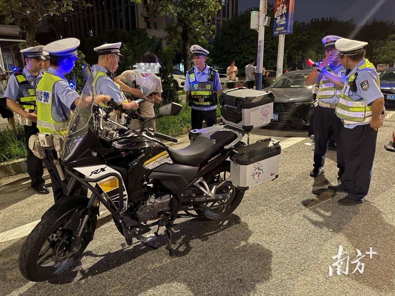 逢车必查!东莞交警严查交通违法行为