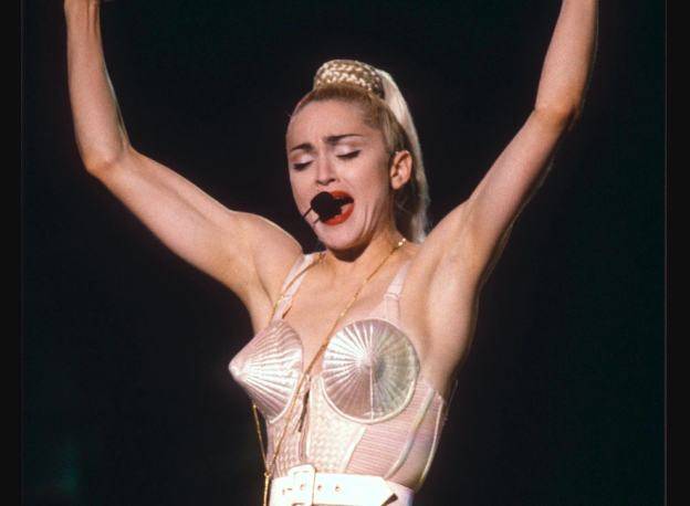 67岁生日麦当娜与鲜肉男友同吃Labubu蛋糕,造型致敬子弹胸罩