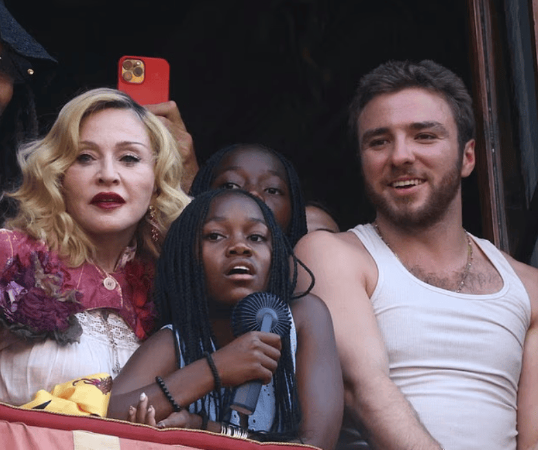 67岁生日麦当娜与鲜肉男友同吃Labubu蛋糕,造型致敬子弹胸罩