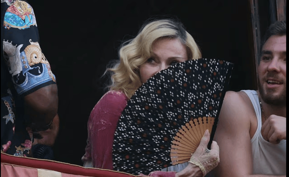 67岁生日麦当娜与鲜肉男友同吃Labubu蛋糕,造型致敬子弹胸罩