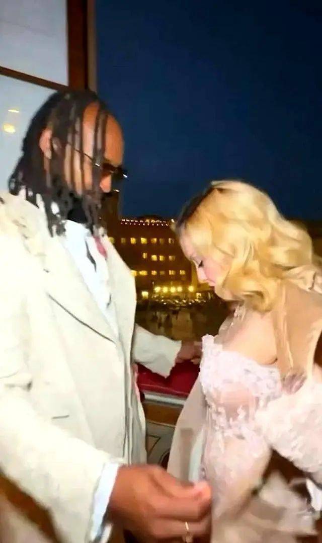 67岁生日麦当娜与鲜肉男友同吃Labubu蛋糕,造型致敬子弹胸罩