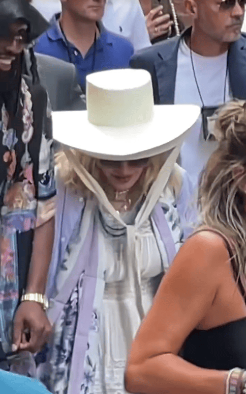 67岁生日麦当娜与鲜肉男友同吃Labubu蛋糕,造型致敬子弹胸罩