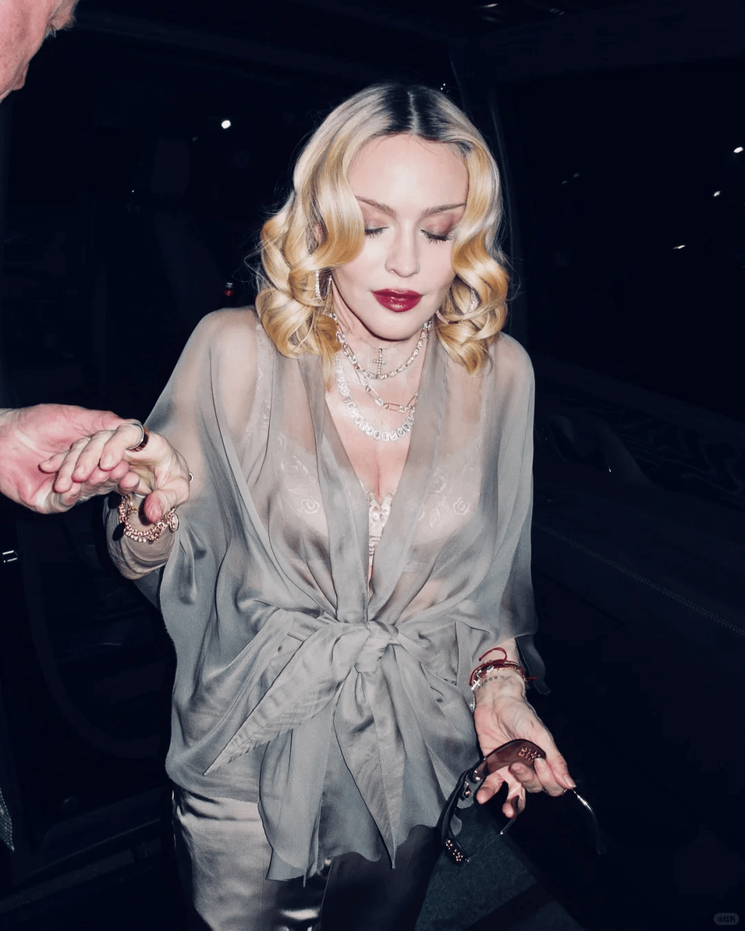 67岁生日麦当娜与鲜肉男友同吃Labubu蛋糕,造型致敬子弹胸罩