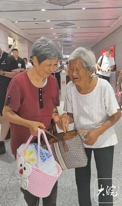 “安徽108岁母亲车站接78岁女儿”被疑造假，多方回应