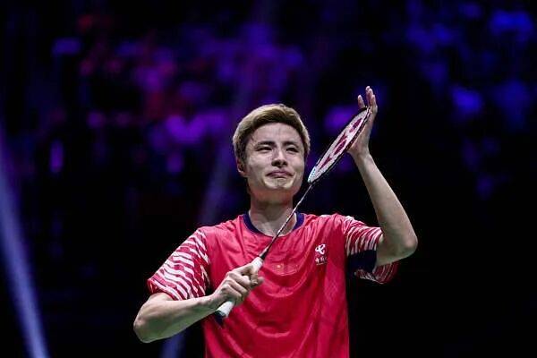 祝贺!石宇奇2比1逆转昆拉武特,获得羽毛球世锦赛男单冠军!