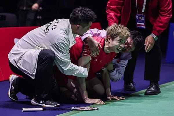 祝贺!石宇奇2比1逆转昆拉武特,获得羽毛球世锦赛男单冠军!