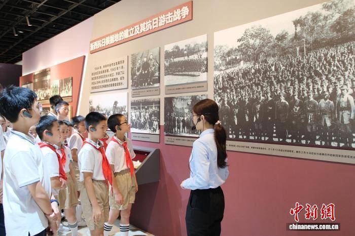 浙江杭州:大中小学师生在档案馆里共上“开学第一课”