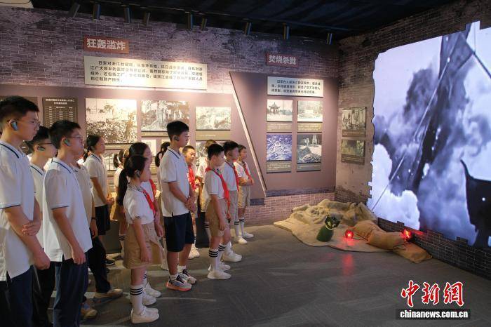 浙江杭州:大中小学师生在档案馆里共上“开学第一课”