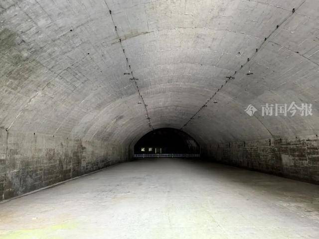 神操作!用天然溶洞停放40架飞机,这种“绝招”可能只有柳州人干得出来!