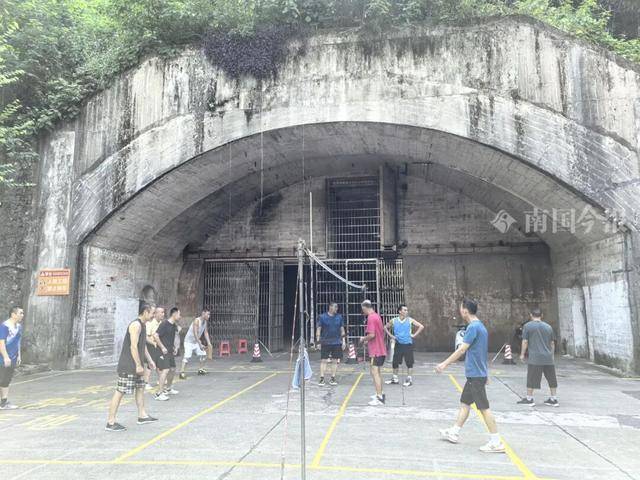 神操作!用天然溶洞停放40架飞机,这种“绝招”可能只有柳州人干得出来!