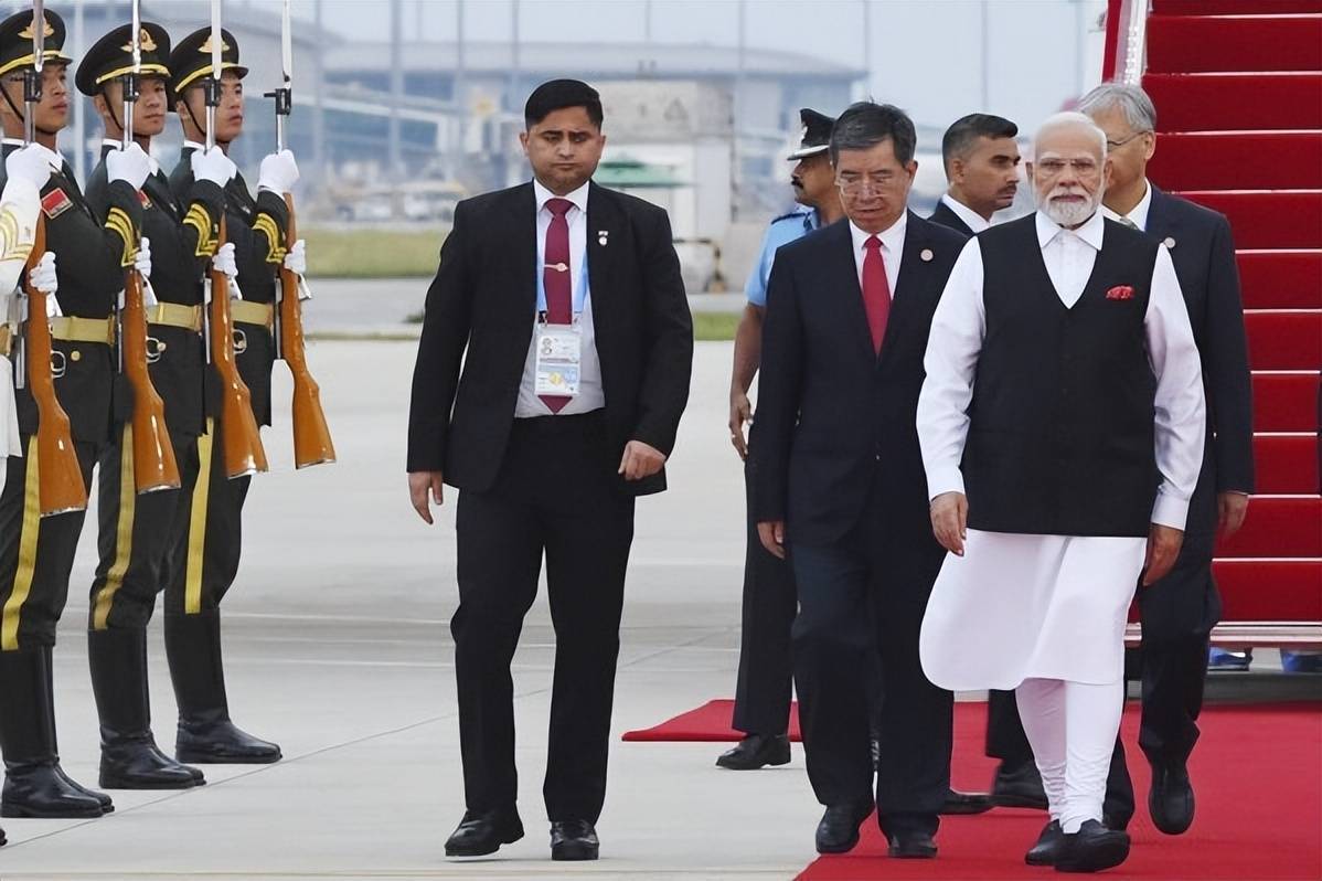 在中国两度拍桌!巴基斯坦总理发表坚定立场,没给莫迪的东西,希望中国全力支持