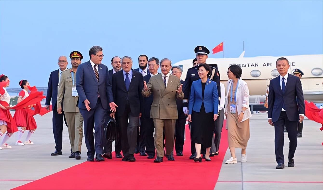 在中国两度拍桌!巴基斯坦总理发表坚定立场,没给莫迪的东西,希望中国全力支持