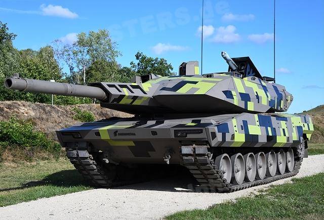 新坦克亮相九三阅兵,抛弃“甲弹对抗”,“信火一体”才是未来?