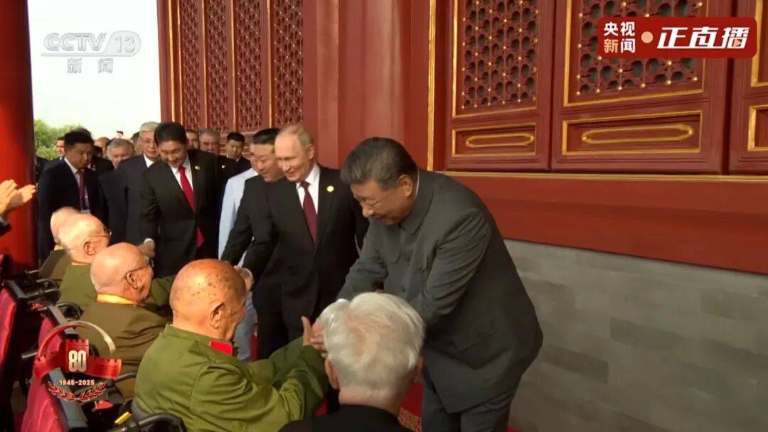 致敬英雄!习近平与天安门城楼观礼席的抗战老兵亲切握手