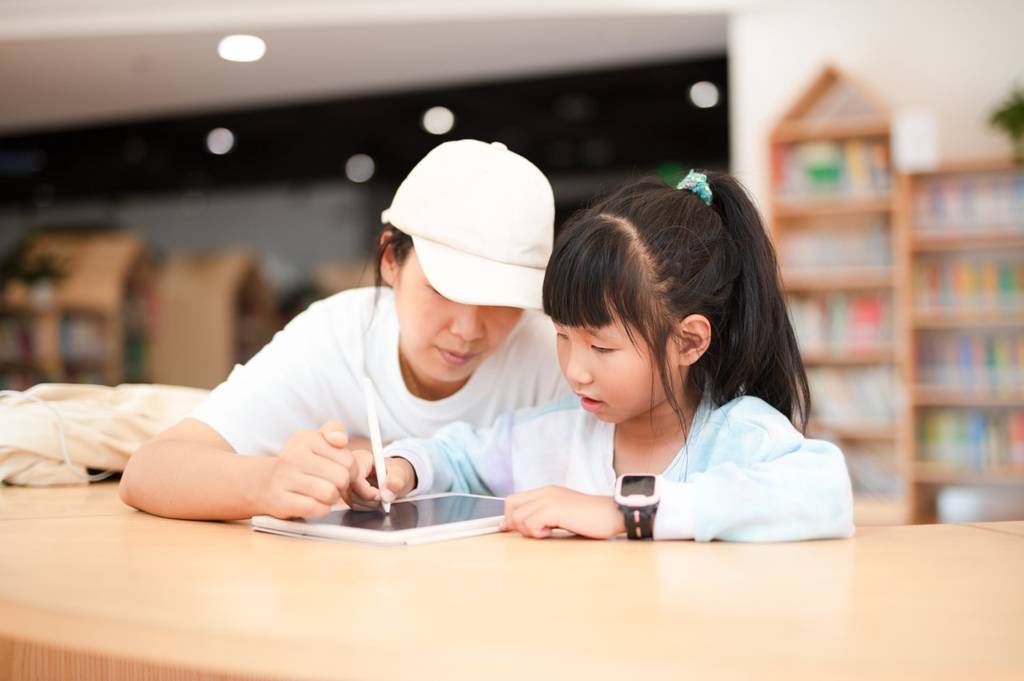 高管每月3万请陪读 监控孩子从小备战清北