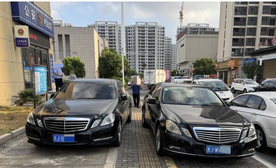 浙江街头惊现两辆“一模一样”的车!民警一查,不简单,当场扣车