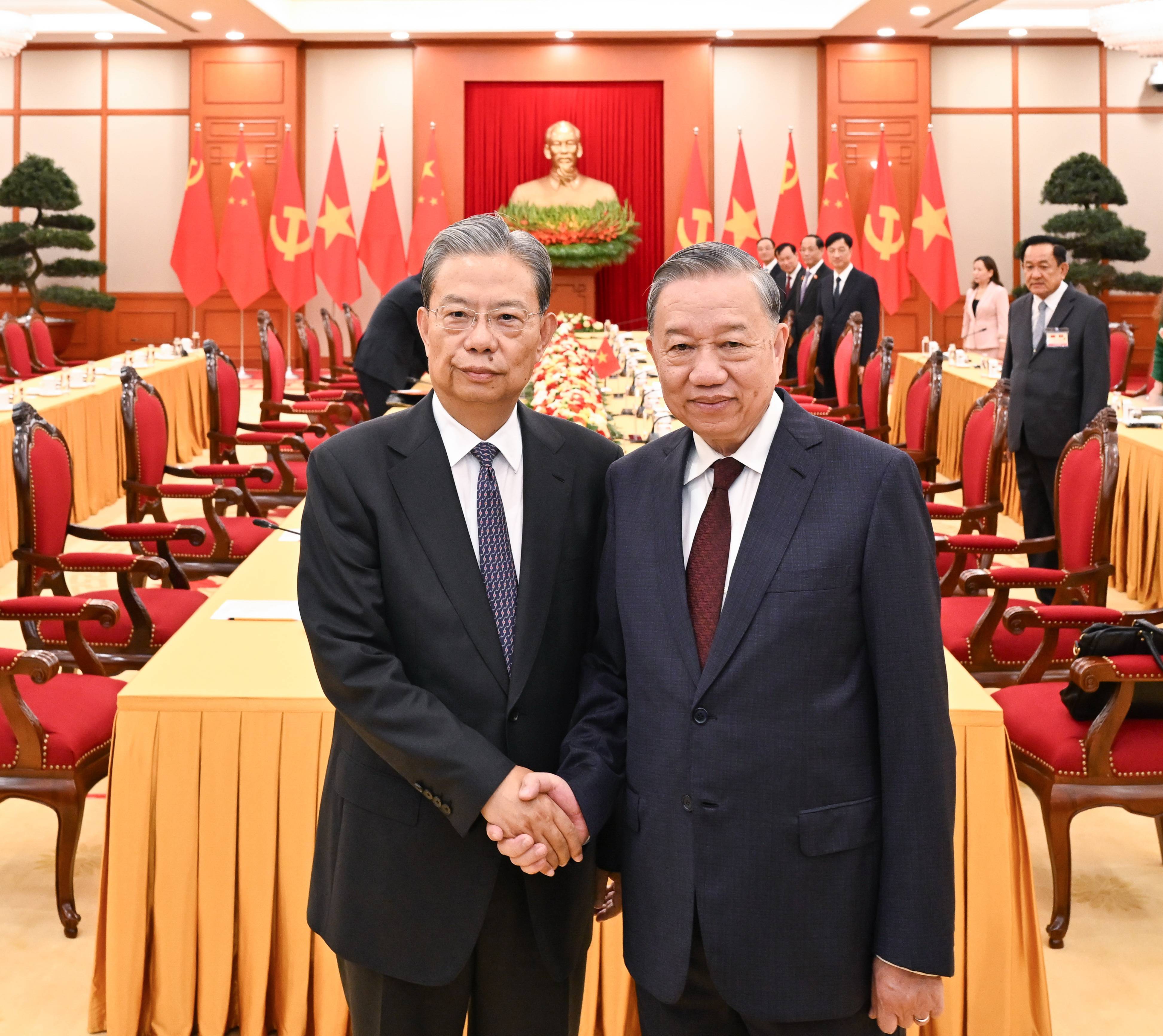 赵乐际访问越南并出席越南国庆80周年庆祝活动