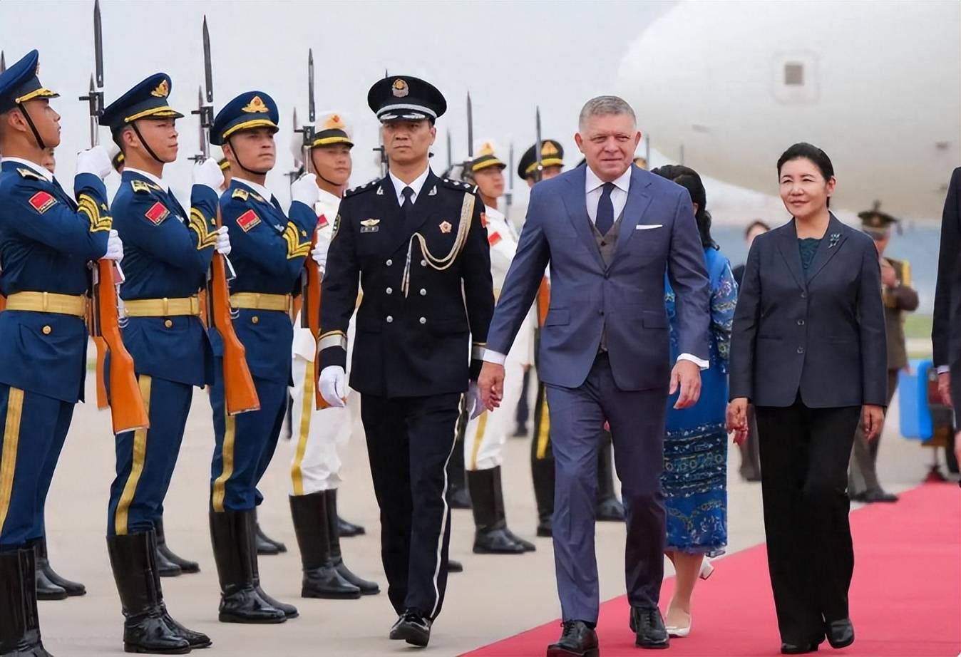 唯一登上天安门的北约领导人,大胆发声,普京面前点名批评26国盟友!