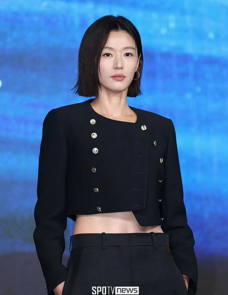 孙艺珍一席黑色露背裙惊艳威尼斯,全智贤一身LV飒爽又干练!