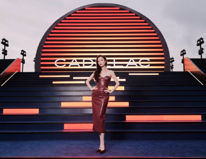 孙艺珍一席黑色露背裙惊艳威尼斯,全智贤一身LV飒爽又干练!