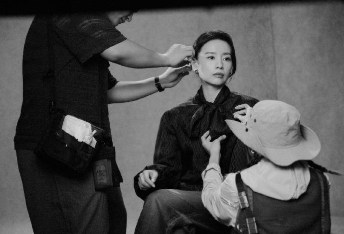 孙艺珍一席黑色露背裙惊艳威尼斯,全智贤一身LV飒爽又干练!