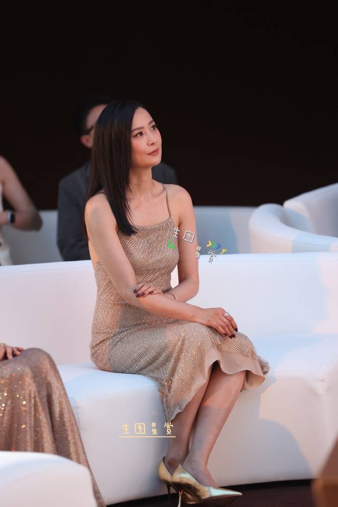 孙艺珍一席黑色露背裙惊艳威尼斯,全智贤一身LV飒爽又干练!