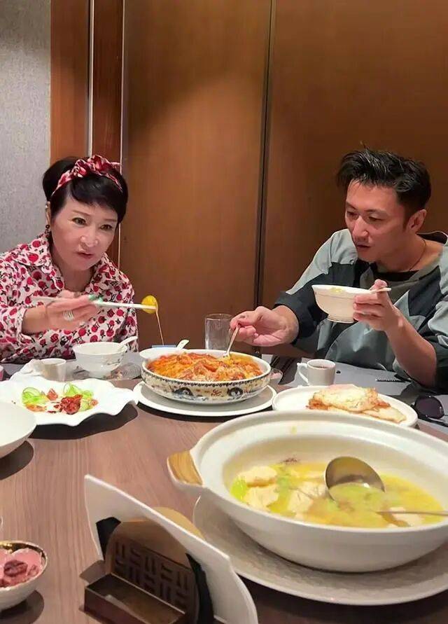 考古|89岁谢贤现身依旧时髦!与小49岁女友分手后开搞事业,疑已交代后事的他太潇洒