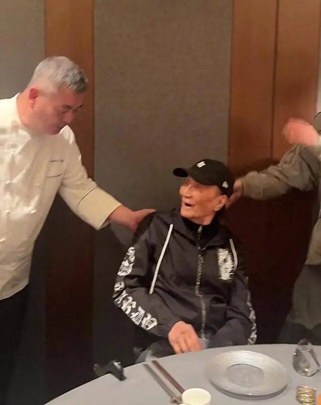 考古|89岁谢贤现身依旧时髦!与小49岁女友分手后开搞事业,疑已交代后事的他太潇洒