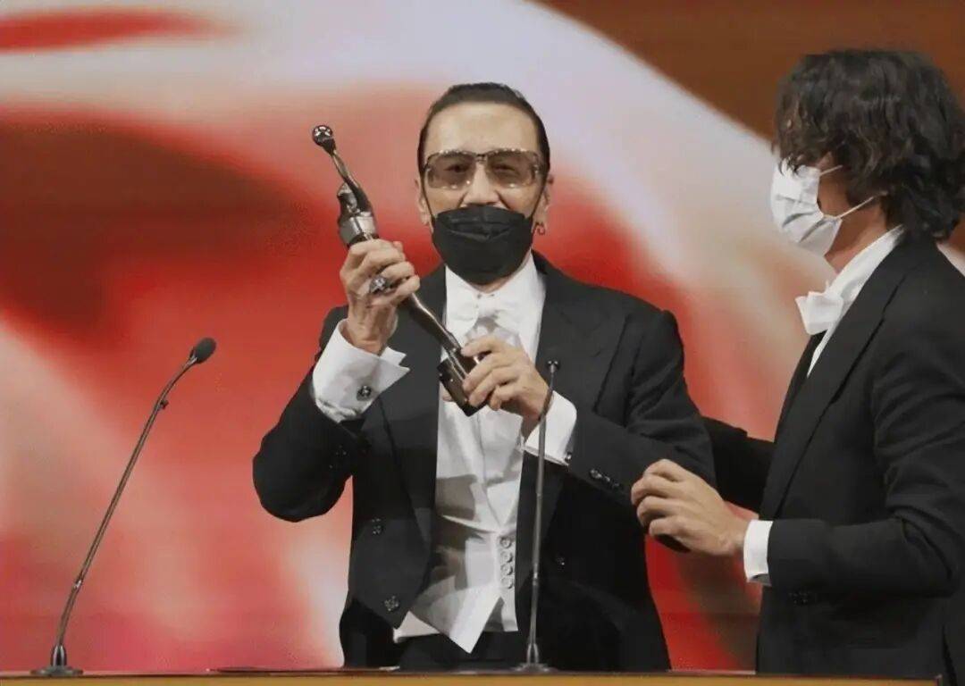 考古|89岁谢贤现身依旧时髦!与小49岁女友分手后开搞事业,疑已交代后事的他太潇洒