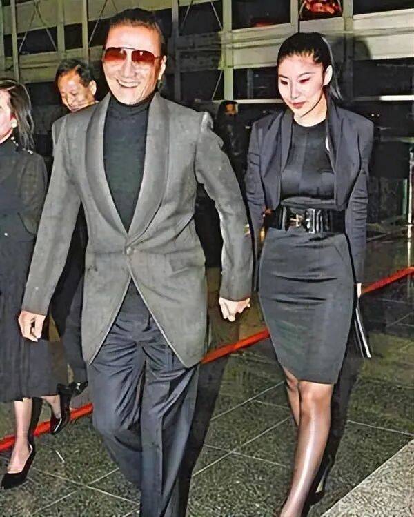 考古|89岁谢贤现身依旧时髦!与小49岁女友分手后开搞事业,疑已交代后事的他太潇洒