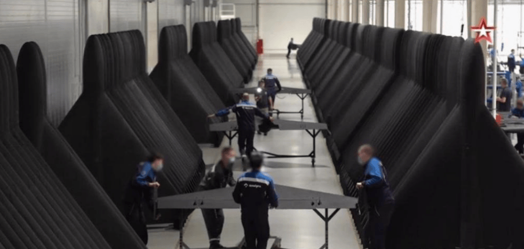 俄军810架无人机齐发!这一夜创造历史,乌克兰总理办公室被炸,乌铁路桥也在计划之内