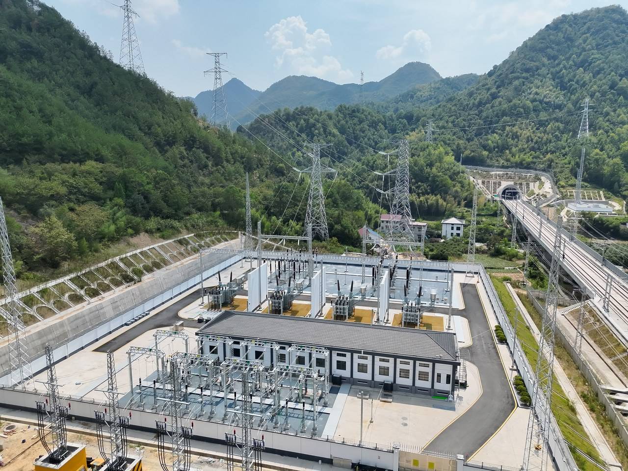 杭衢铁路实现全线通电,将全面进入接触网送电和联调联试阶段