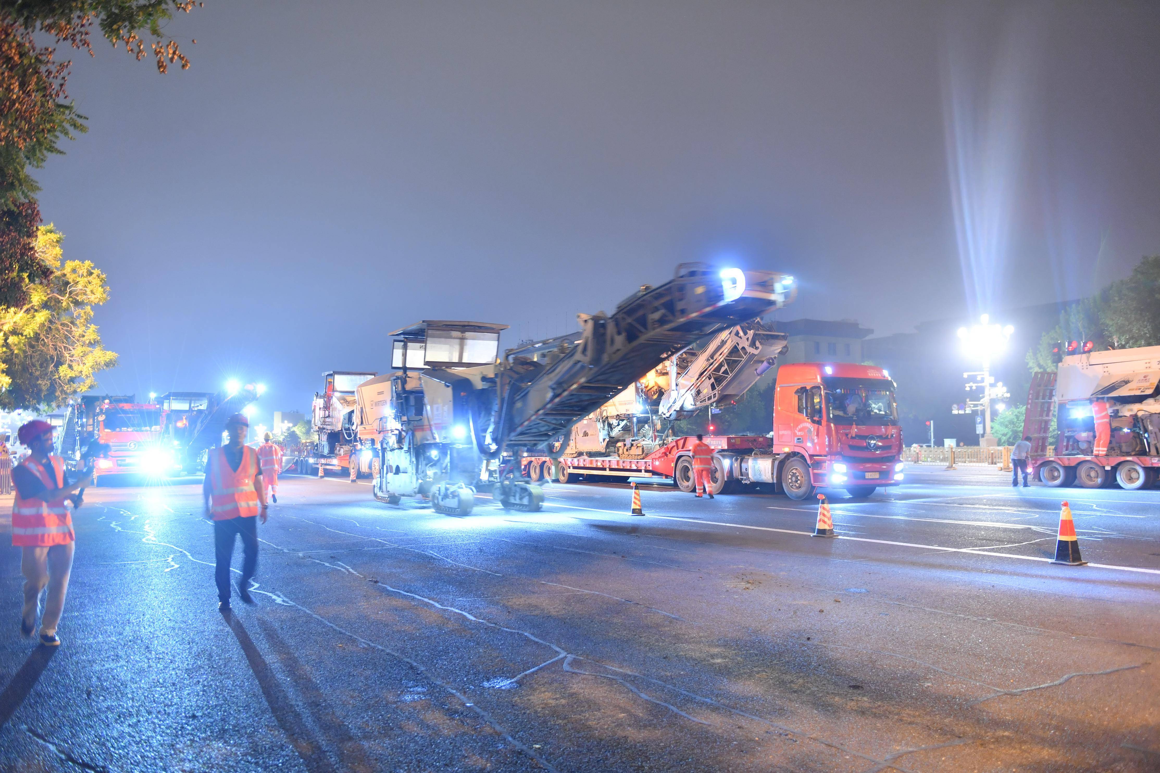 “中国速度”提前“受阅”!长安街路面35小时焕然一新