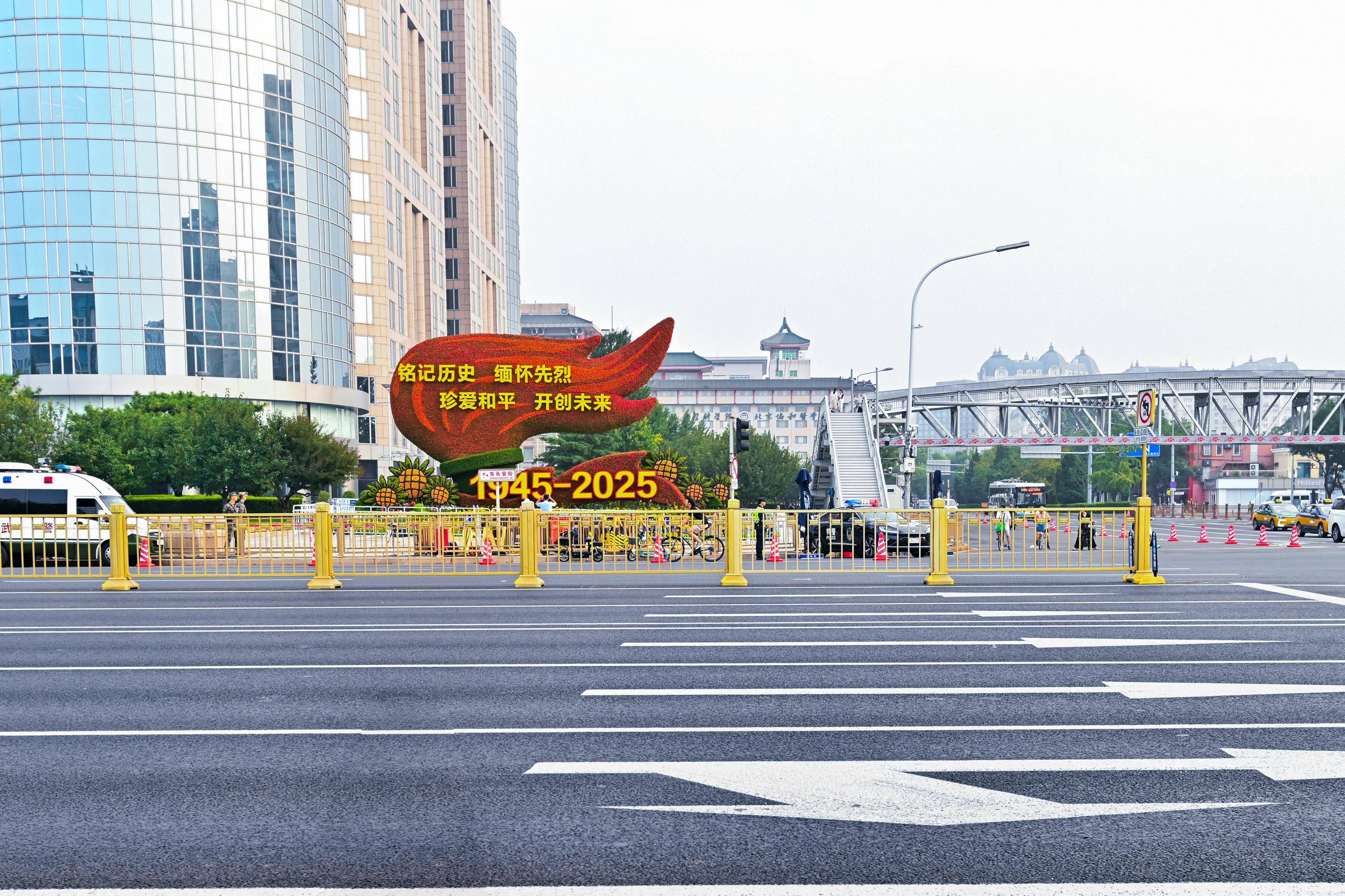 “中国速度”提前“受阅”!长安街路面35小时焕然一新