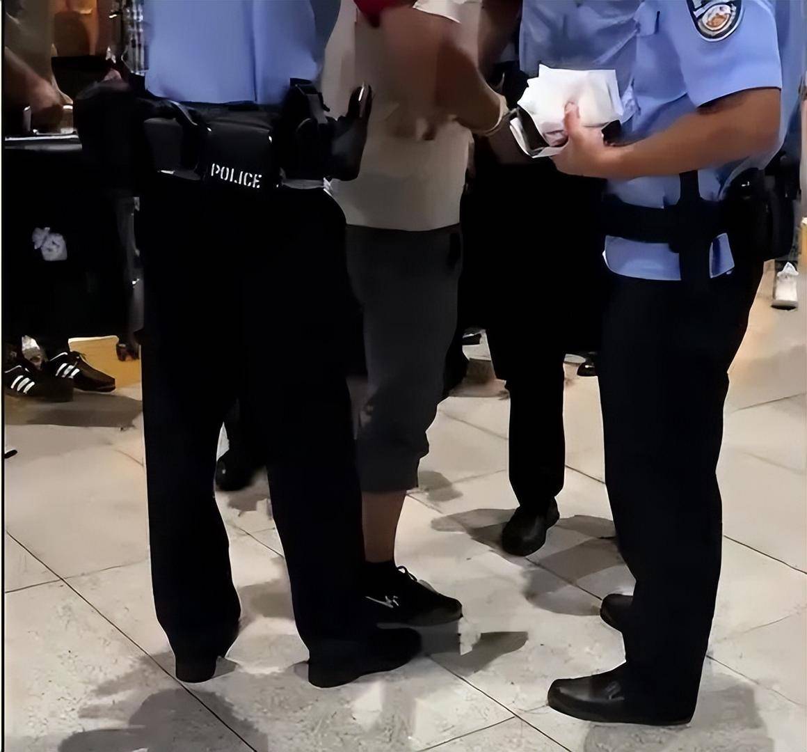 男子在高铁车厢内抽烟,遭举报被民警戴铐带走,12306:高铁上吸烟违法,严重将导致列车停驶