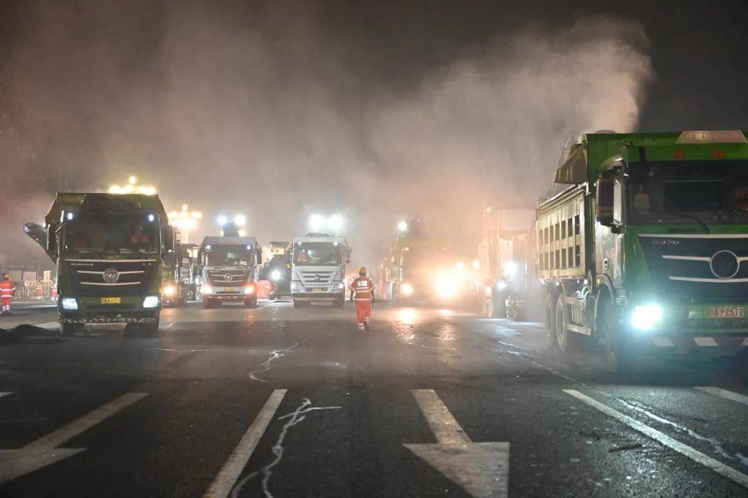 阅兵前的凌晨,长安街35小时铺了46个“足球场”!