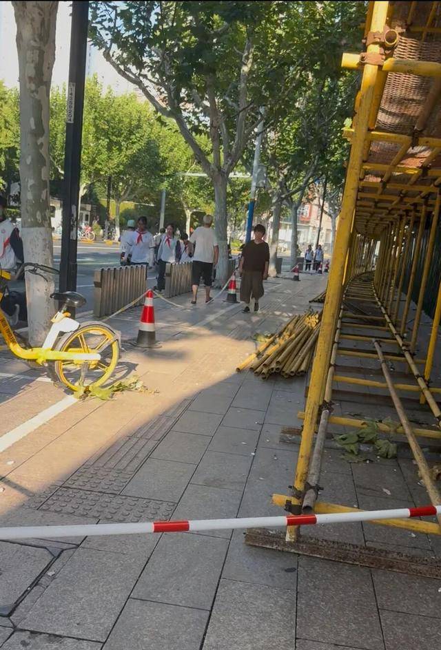 事发上海校门口!学生上学像闯关:夹缝中慢慢腾挪,与非机动车迎面对冲…家长担忧:何时是头