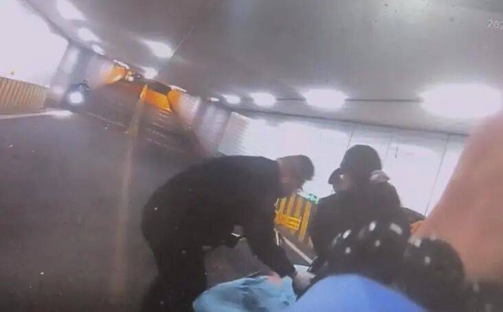 悲剧！事发虹梅路地道，上海阿姨骑车摔倒后死亡！密集减速带，引发争议→