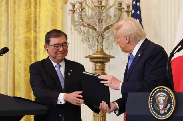 福建舰穿越台海,美日紧急追踪,20万台军毫无反应?赖清德又改口