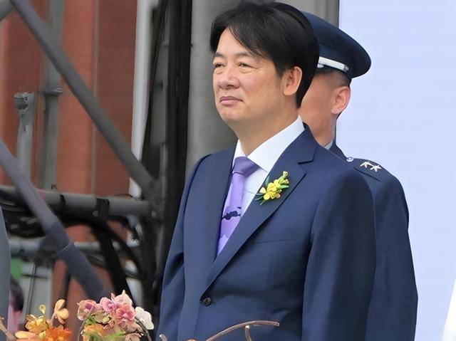 福建舰穿越台海,美日紧急追踪,20万台军毫无反应?赖清德又改口