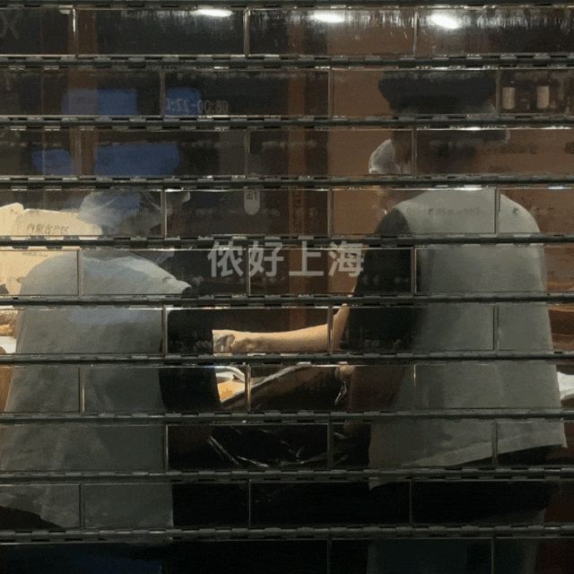 看着心疼!上海网红店将没卖掉的面包整框扔了?网友吵翻