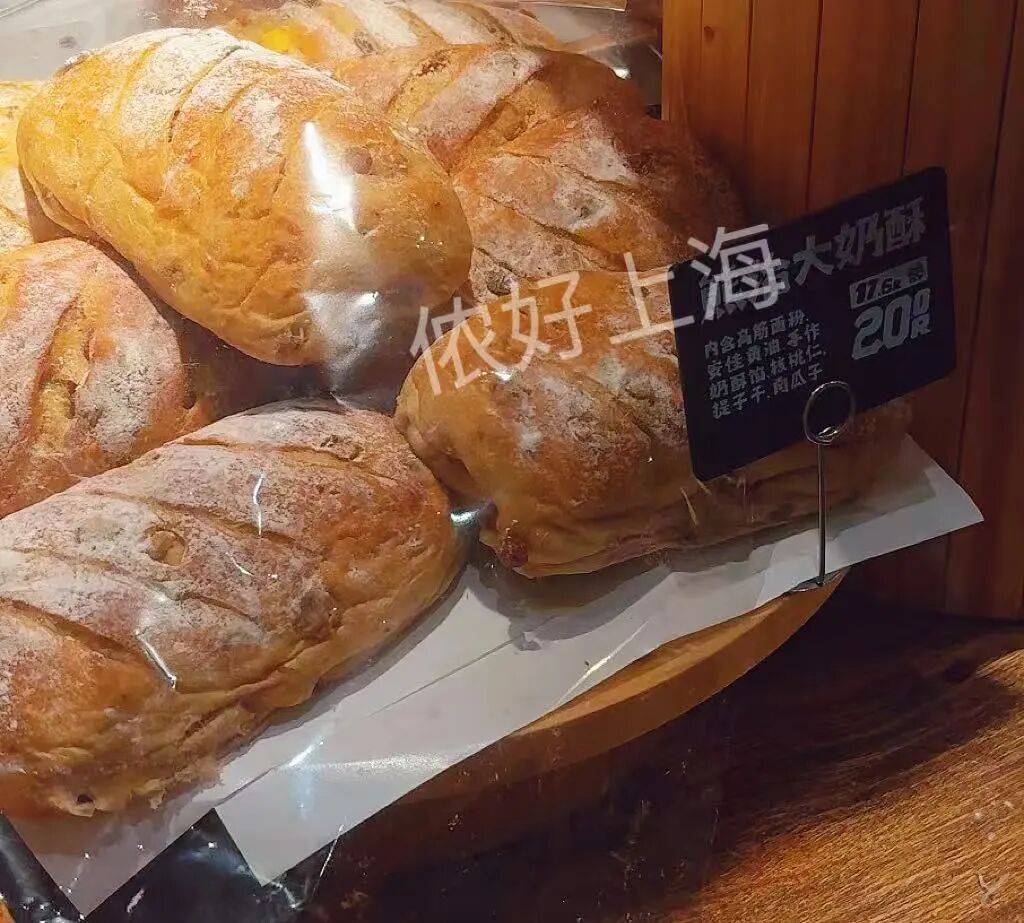 看着心疼!上海网红店将没卖掉的面包整框扔了?网友吵翻