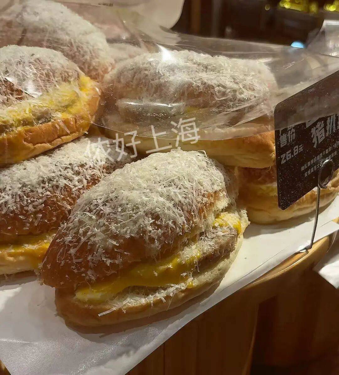 看着心疼!上海网红店将没卖掉的面包整框扔了?网友吵翻