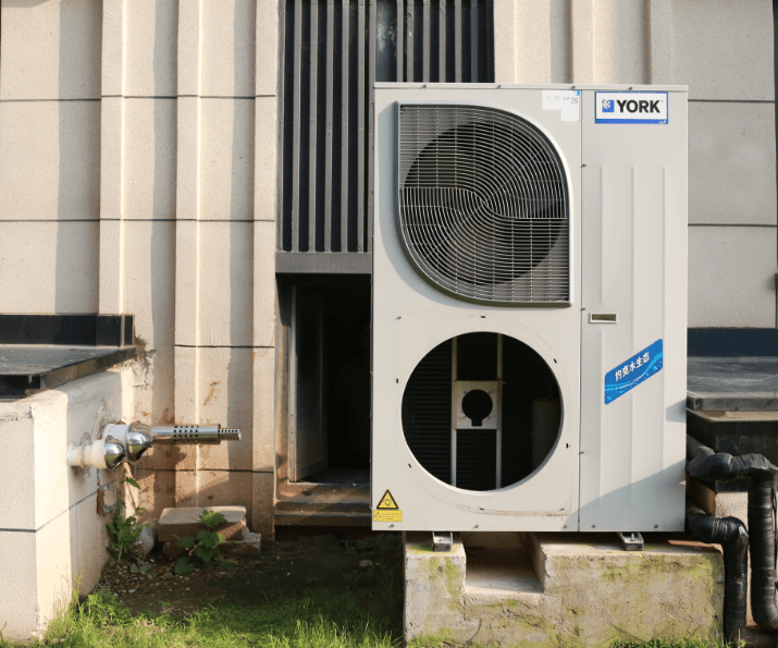 大连男子入住新居后,一家人被嗡鸣声扰得无法入睡,竟是因邻居安装了空气能外机……