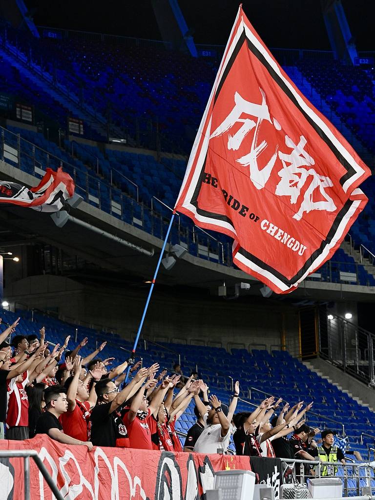 韩媒:成都蓉城球迷向蔚山球员投掷水瓶 或遭亚足联处罚